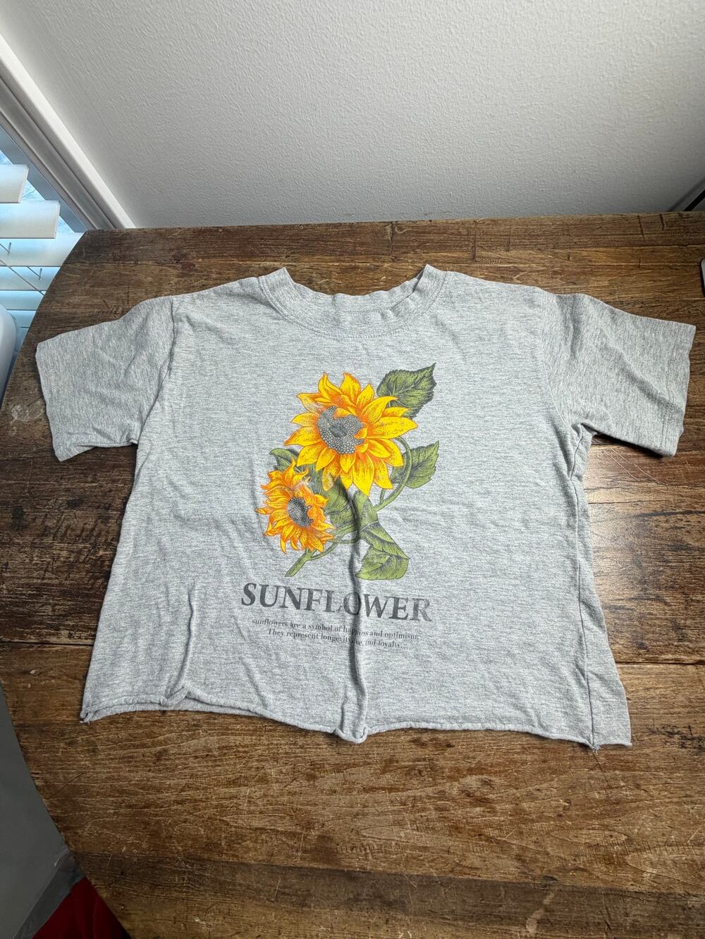 T&B‎ Sunflower cropped tee Girl's size large